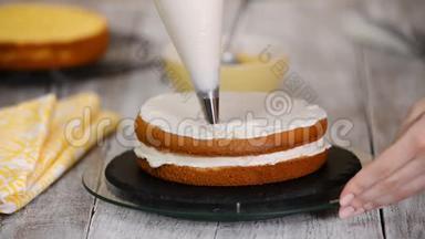 糕点厨师在厨<strong>房装饰蛋糕</strong>。 用菠萝馅做<strong>蛋糕</strong>。